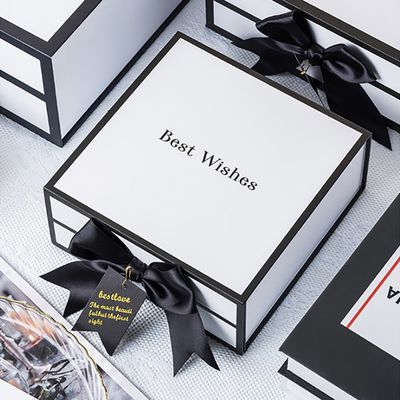 Boîte-cadeau magnétiques blancs rigides de carton avec Rim And Ribbon Bow noir