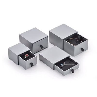 Petits coffrets-cadeaux carrés gris de bijoux de carton pour le bracelet pendant de colliers