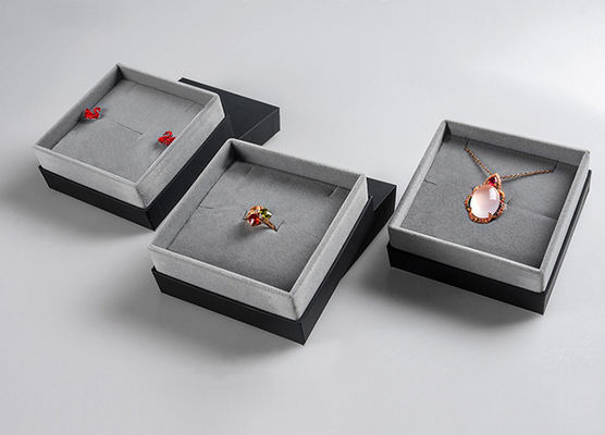 Boîtes de empaquetage de Grey Velvet Lined Cardboard Jewelry avec Logo Printing personnalisable