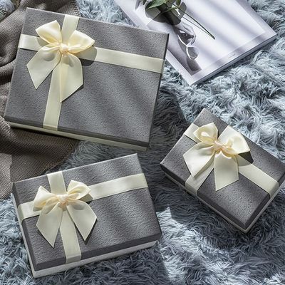 Boîte-cadeau de papier rigide adapté aux besoins du client de trois tailles avec l'arc pour la famille d'ami de conjoint