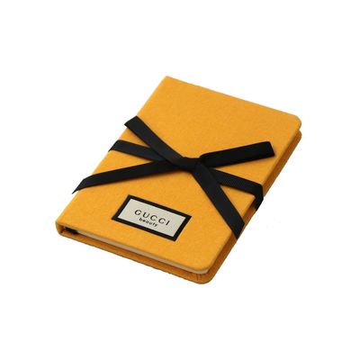 La ligne 144 a ordonné le jaune de carnet de livre à couverture dure de pages avec la fermeture d'arc de ruban