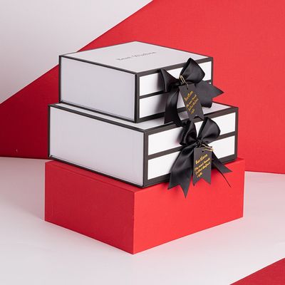 Boîte-cadeau magnétiques blancs rigides de carton avec Rim And Ribbon Bow noir
