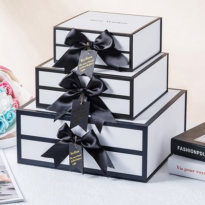 Boîte-cadeau magnétiques blancs rigides de carton avec Rim And Ribbon Bow noir