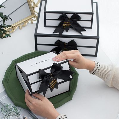 Boîte-cadeau magnétiques blancs rigides de carton avec Rim And Ribbon Bow noir