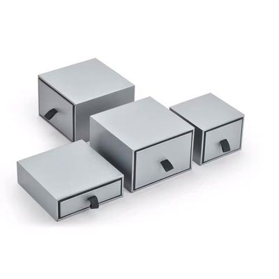 Petits coffrets-cadeaux carrés gris de bijoux de carton pour le bracelet pendant de colliers
