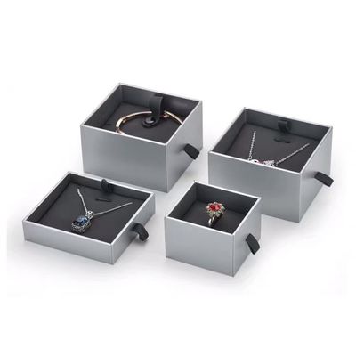 Petits coffrets-cadeaux carrés gris de bijoux de carton pour le bracelet pendant de colliers