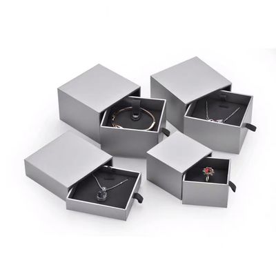 Petits coffrets-cadeaux carrés gris de bijoux de carton pour le bracelet pendant de colliers