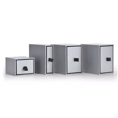 Petits coffrets-cadeaux carrés gris de bijoux de carton pour le bracelet pendant de colliers
