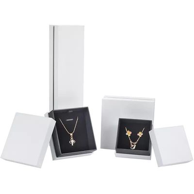 Petite boîte-cadeau blanche vide de collier et de boucle d'oreille pour la présentation de bijoux