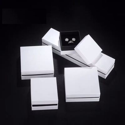Petite boîte-cadeau blanche vide de collier et de boucle d'oreille pour la présentation de bijoux