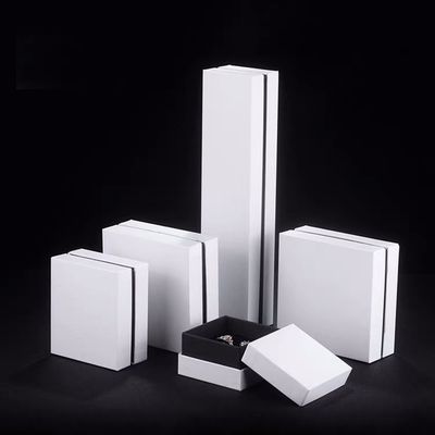 Petite boîte-cadeau blanche vide de collier et de boucle d'oreille pour la présentation de bijoux