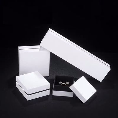 Petite boîte-cadeau blanche vide de collier et de boucle d'oreille pour la présentation de bijoux