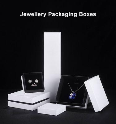 Petite boîte-cadeau blanche vide de collier et de boucle d'oreille pour la présentation de bijoux