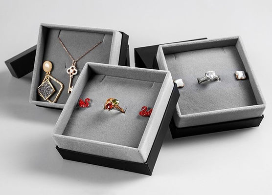 Boîtes de empaquetage de Grey Velvet Lined Cardboard Jewelry avec Logo Printing personnalisable