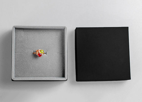 Boîtes de empaquetage de Grey Velvet Lined Cardboard Jewelry avec Logo Printing personnalisable