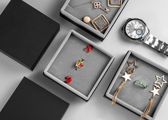 Boîtes de empaquetage de Grey Velvet Lined Cardboard Jewelry avec Logo Printing personnalisable