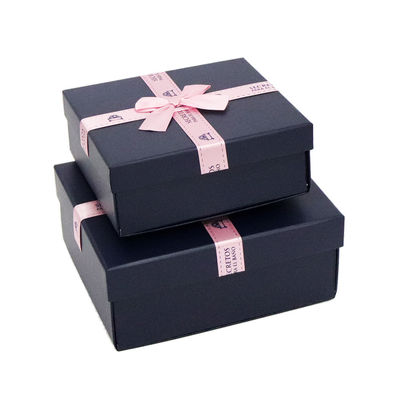 Boîte-cadeau de papier rigide pliant 24*20*10cm de bleu marine avec le décor de ruban