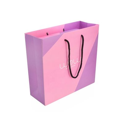 A annoncé le boîte-cadeau de papier rigide de couleur du logo CMYK, boîte d'emballage d'habillement avec le sac de papier d'assortiment