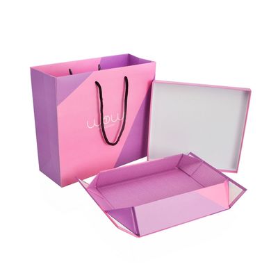 A annoncé le boîte-cadeau de papier rigide de couleur du logo CMYK, boîte d'emballage d'habillement avec le sac de papier d'assortiment