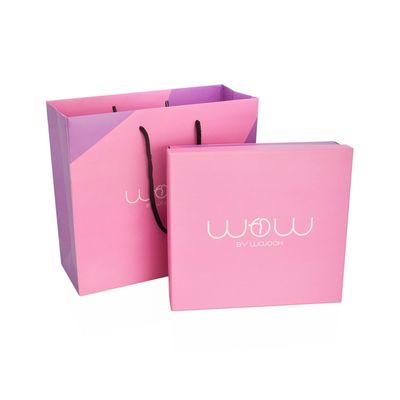 A annoncé le boîte-cadeau de papier rigide de couleur du logo CMYK, boîte d'emballage d'habillement avec le sac de papier d'assortiment