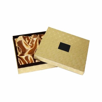 Place de boîte de papier de carton de Debossed d'or avec le plateau de mousse de satin