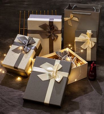 Boîte-cadeau de papier rigide adapté aux besoins du client de trois tailles avec l'arc pour la famille d'ami de conjoint