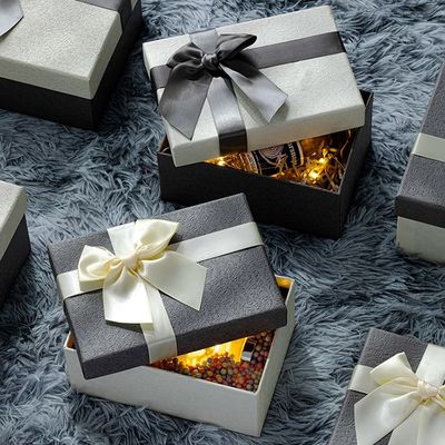 Boîte-cadeau de papier rigide adapté aux besoins du client de trois tailles avec l'arc pour la famille d'ami de conjoint