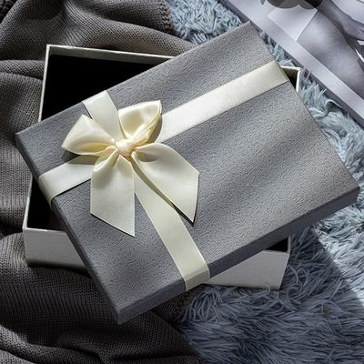 Boîte-cadeau de papier rigide adapté aux besoins du client de trois tailles avec l'arc pour la famille d'ami de conjoint