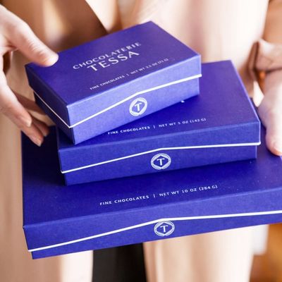 Le chocolat de luxe universel de bleu marine enferme dans une boîte empaquetant, les boîtes vides à truffe adaptées aux besoins du client