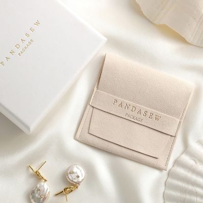 La petite glissière chic de boîte d'emballage de bijoux de carton s'ouvrent avec l'extracteur de satin