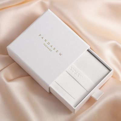 La petite glissière chic de boîte d'emballage de bijoux de carton s'ouvrent avec l'extracteur de satin