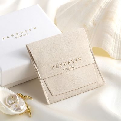 La petite glissière chic de boîte d'emballage de bijoux de carton s'ouvrent avec l'extracteur de satin