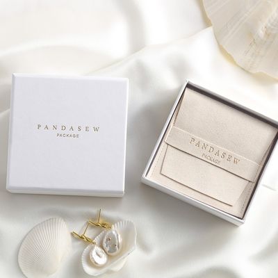 La petite glissière chic de boîte d'emballage de bijoux de carton s'ouvrent avec l'extracteur de satin