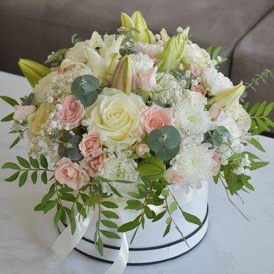 Le bouquet décoratif de fleur de carton enferme dans une boîte multifonctionnel pour l'obtention du diplôme