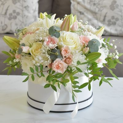 Le bouquet décoratif de fleur de carton enferme dans une boîte multifonctionnel pour l'obtention du diplôme