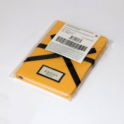 La ligne 144 a ordonné le jaune de carnet de livre à couverture dure de pages avec la fermeture d'arc de ruban